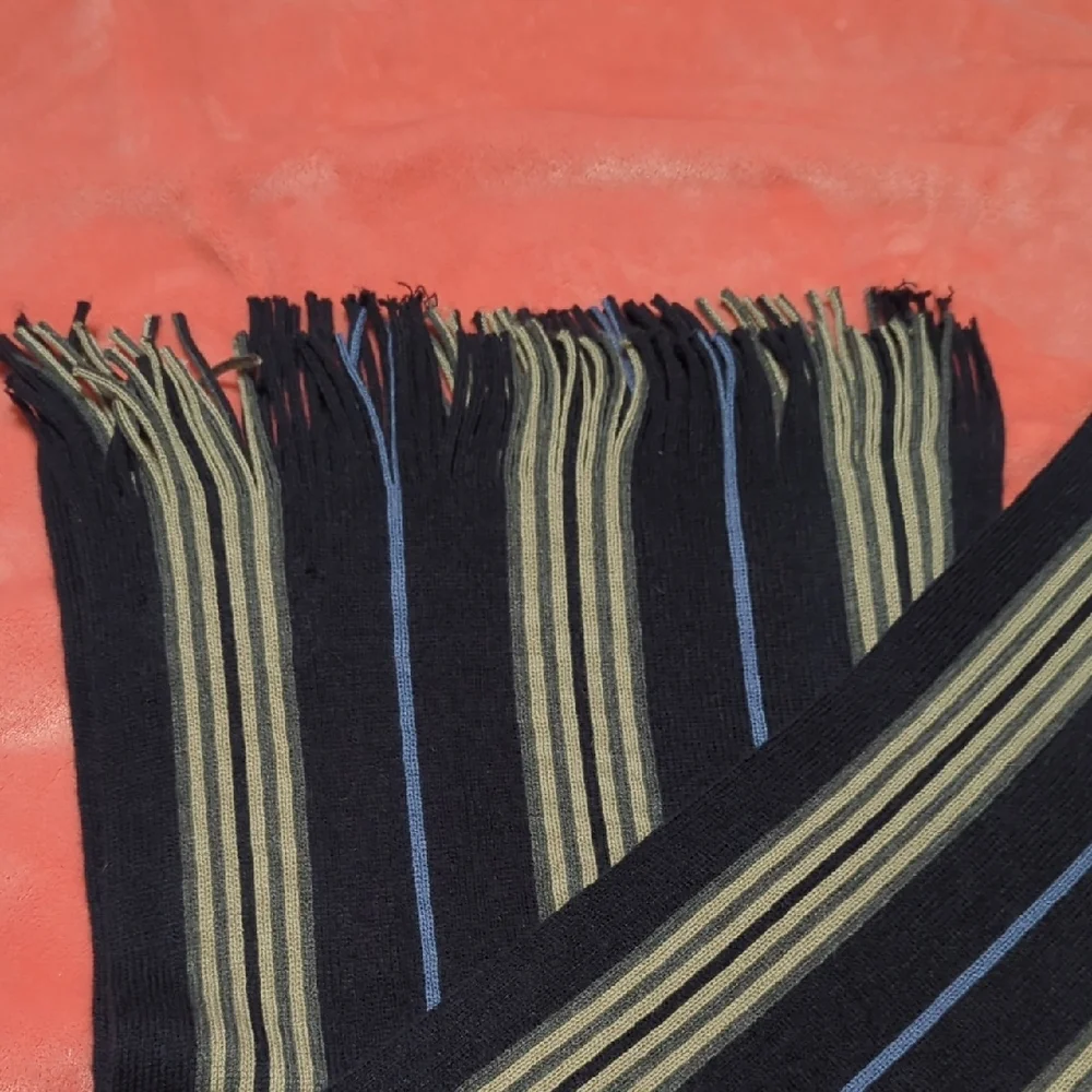 Roundtree & Yorke Black and Tan Striped Scarf